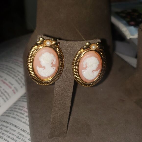 Vintage Cameo goldtone clip-on earrings - Picture 1 of 2
